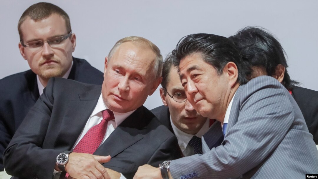 Путин жана Абэ Владивостоктогу экономикалык форумда. 12-сентябрь, 2018-жыл. 