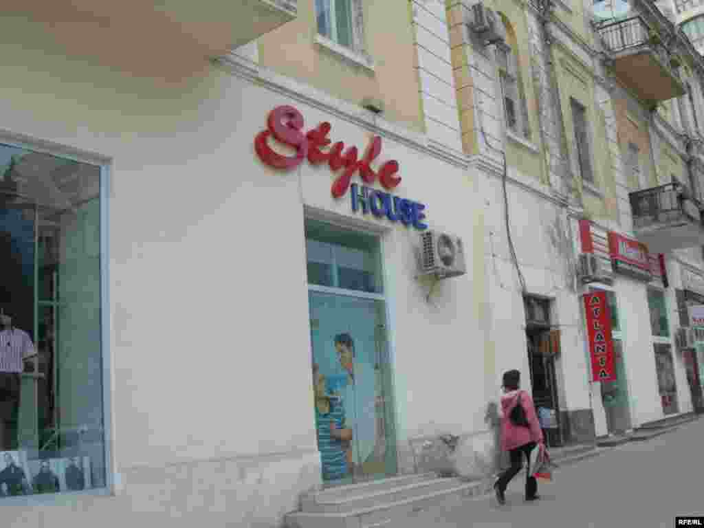 Bakıda əcnəbi dillərdə reklamlar  #25