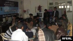 د ننګرهار ژورنالیستان، چې دننګرهار د رسنیو په کور کې سره راغونډ شوي دي.