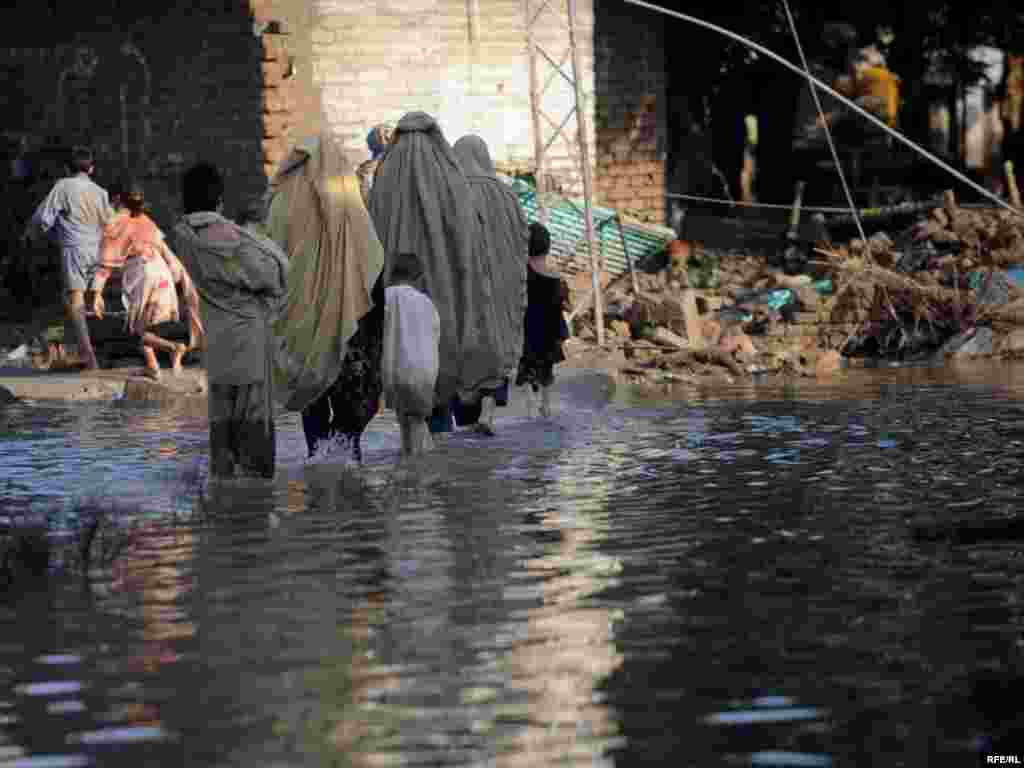 As Pakistani Floods Rage, Aid Is Slow To Come #11
