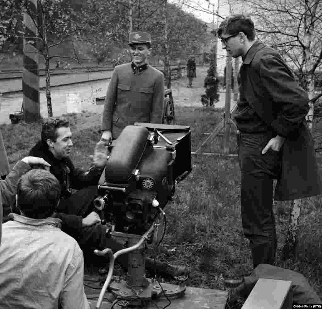 Regizorul Jiří Menzel (primul din dreapta), cîntărețul pop Vaclav Neckar și cameramanul Jaromir Sofr la filmările pentru &bdquo;Trenuri bine păzite&rdquo;, 1966. &nbsp;