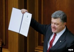 Pedro Poroșenko arătând parlamentului din Kiev accord seminar cu UE, 16 septembrie 2014.
