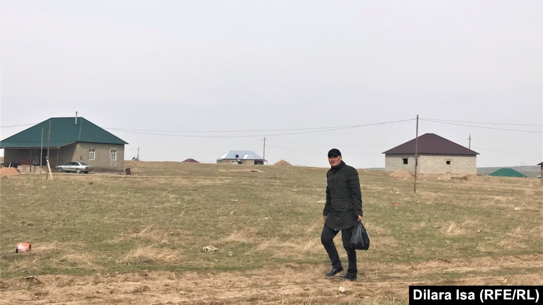 Видеода Сальма Хайек душта жыныстық қатынасқа түскенге ұқсайды.