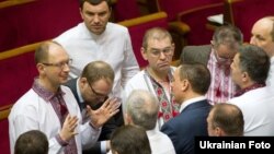 Депутати фракції ВО «Батьківщина» консультуються в залі засідань Верховної Ради, Київ, 19 лютого 2013 року