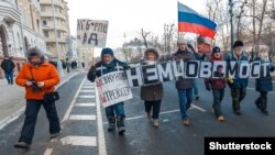 Участники прошлогодней акции памяти Бориса Немцова в Москве, 25 февраля 2018