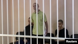 Британці – Шон Піннер та Ейден Еслін, і громадянин Марокко Саадун Брагім у так званому «суді» проросійського угруповання «ДНР». Окупований Донецьк, 7 червня 2022 року