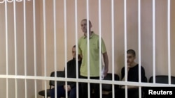 Cetățenii britanici Aiden Aslin, Shaun Pinner and marocanul Brahim Saadoun în timpul procesului de la auto-proclamata Curte Supremă din Donețk, 7 iunie 2022.