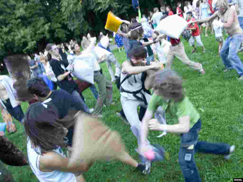 Belarus - Pillow fights. Minsk 15jul2009 - Баі падушкамі