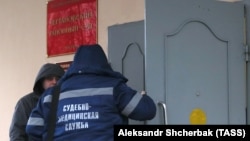 У входа в Чертановский районный суд