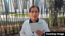 Рўзигул Бобоева ўғлини ватанга қайтариш умидида қилган мурожаатларидан бирида туширилган расм.