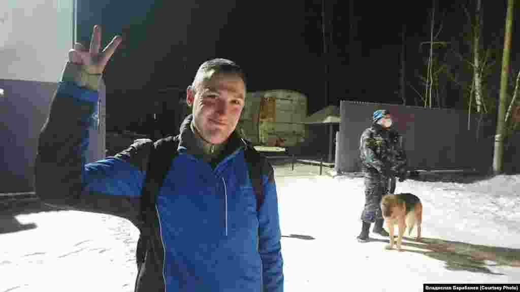 РУСИЈА - Рускиот опозициски активист Константин Котов кој беше во затвор поради повеќекратно учество во протести денеска е ослободен по одлежување на затворската криза. 35-годишниот програмер Котов беше приведен на 10 август лани поради учество во протест на опозицијата на кој се бараше независни кандидати да бидат ставени на гласачкото ливче на изборите во Москва кои се оддржаа во септември минатата година.