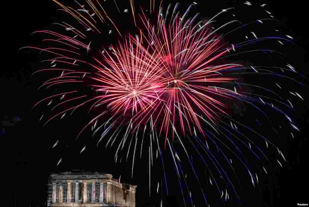 Fishekzjarret shpërthejnë mbi tempullin antik Parthenon në Athinë.
