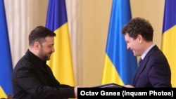 Cei doi președinți semnează cele trei documente de colaborare între România și Ucraina.