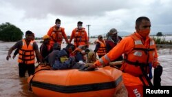 Ekipe të shpëtimit duke iu ndihmuar personave të prekur nga vërshimet në Indi.