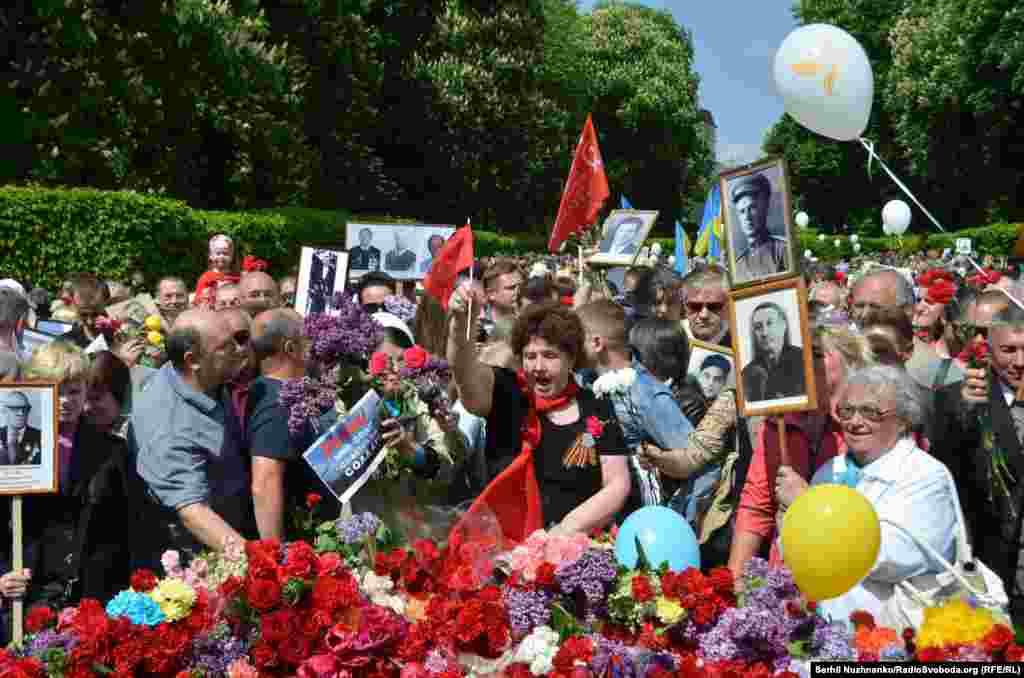 Люди клали квіти до Вічного вогню