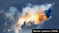 Демонстрационный полет российского истребителя Су-30. Иллюстрационное фото