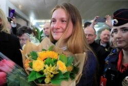 Марію Бутіну вітають після повернення в Росію в аеропорті «Шереметьєво» під Москвою, 26 жовтня 2019 року