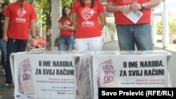 Nevladina organizacija MANS u mnogim akcijama poziva građane da prijave korupciju (fotografija sa jedne od akcija u Podgorici)
