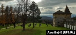 Turski i austrougarski dio starog grada Ostrožca i park skulptura.