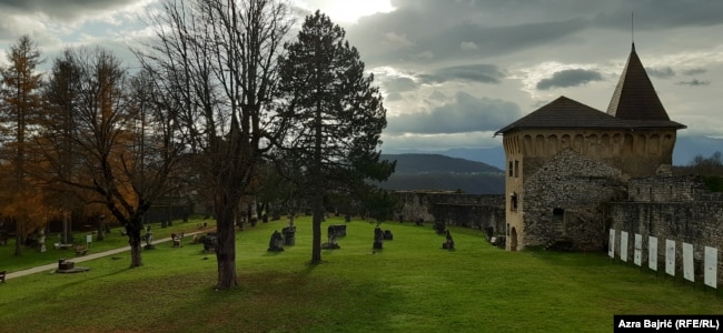 Turski i austrougarski dio starog grada Ostrožca i park skulptura.