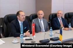 Ambasadorul Turciei în România, Özgür Kıvanç Altan (în stânga), la o întâlnire organizată la Ministerul Economiei.