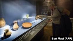 Амстердам, Нидерланды. Женщина рассматривает экспонаты выставки «Крым: золото и тайны Черного моря» в музее Алларда Пирсона. 2014 год