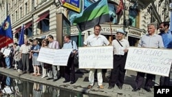 На этот раз профсоюзы решили не митинговать, по традиции, на Горбатом мосту у здания Белого дома, а выстроить живую цепь от Госдумы и до здания правительства