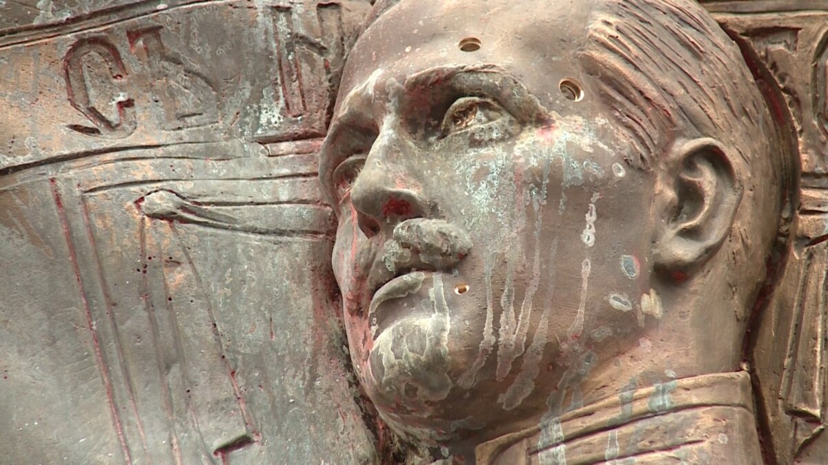 В Петербурге демонтировали мемориальную доску Маннергейму