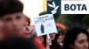Protestuesit mblidhen para Kryeministrisë së Shqipërisë për të demonstruar kundër ndërtimit të resortit në bregdetin jugor të Shqipërisë, në Tiranë, më 22 qershor 2026.