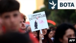 Protestuesit mblidhen para Kryeministrisë së Shqipërisë për të demonstruar kundër ndërtimit të resortit në bregdetin jugor të Shqipërisë, në Tiranë, më 22 qershor 2026.