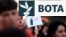 Protestuesit mblidhen para Kryeministrisë së Shqipërisë për të demonstruar kundër ndërtimit të resortit në bregdetin jugor të Shqipërisë, në Tiranë, më 22 qershor 2026.