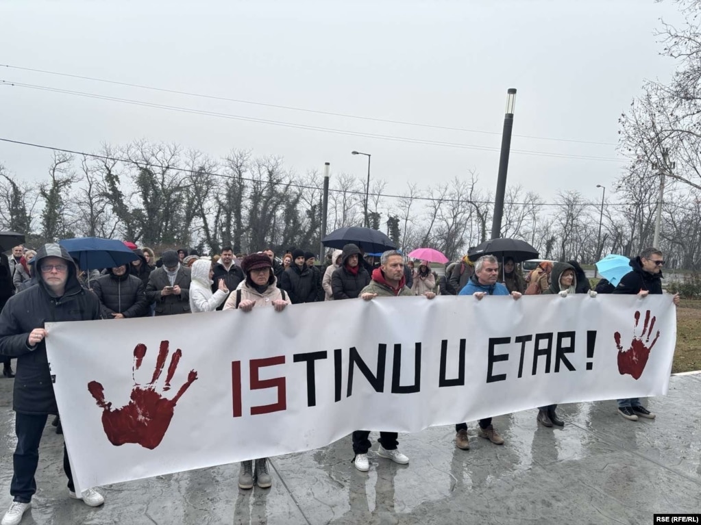 Një pjesë e punonjësve të Radio Televizionit të Vojvodinës gjatë homazheve për viktimat në Stacionin Hekurudhor në Novi Sad, më 14 shkurt 2025.