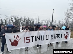 Një pjesë e punonjësve të Radio Televizionit të Vojvodinës gjatë homazheve për viktimat në Stacionin Hekurudhor në Novi Sad, më 14 shkurt 2025.