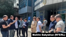 Қытайдың зауытынан BYD көліктерін сатып әкелген азаматтар наразылық білдіріп тұр. Алматы, 15 мамыр, 2026 жыл. 