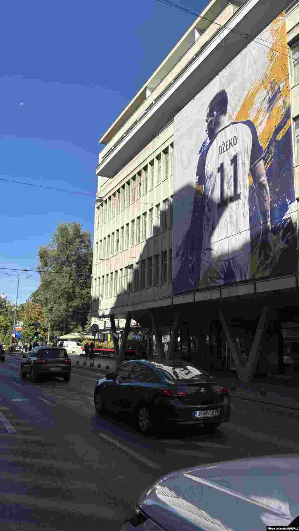 Sarajevo je danas u znaku Edina Džeke, fudbalera i kapitena reprezentacije za koju je prvu utakmicu odigrao 2. juna 2007. godine, sa samo 21 godinom.
