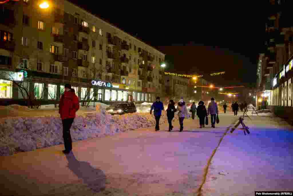 A street in central Vorkuta at night