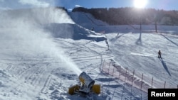 Устаноўка ў Картыне д'Ампэцца, якая прадукуе штучны сьнег