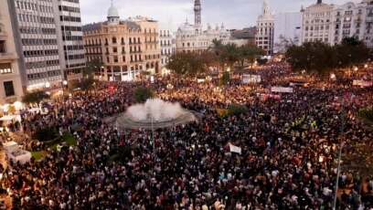 Десетки хиляди хора излязоха на демонстрация в събота вечер срещу