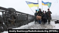 «Ланцюг єдності» на мосту Патона до Дня Сободності, Київ