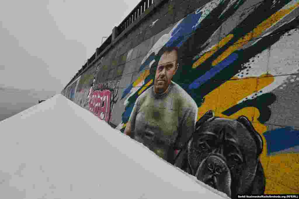 Мурал біля Пішохідного мосту в Києві, на якому зображений колишній голова Служби безпеки України Василь Малюк