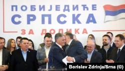 Predsednik Saveza nezavisnih socijaldemokrata Milorad Dodik čestita Siniši Karanu pobedu na izborima.