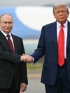 Президент США Дональд Трамп вітає президента Росії Володимира Путіна на летовищі після прибуття на спільну базу Ельмендорф-Річардсон в Анкориджі, Аляска, 15 серпня 2025 року