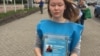 Волонтеры от имени благотворительных фондов собирают деньги на улицах в Томске 