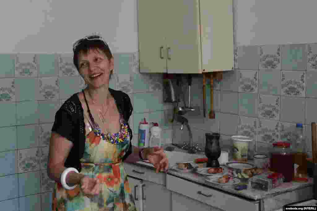 Belarus - Former political prisoner Mikalay Statkevich visits his father, Baranavichy, 23Aug2015