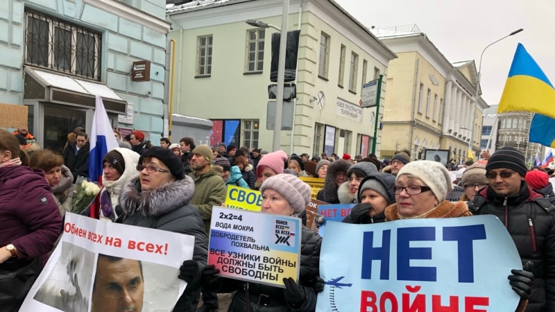 В Москве на марше памяти Немцова звучали лозунги в поддержку заключенных граждан Украины
