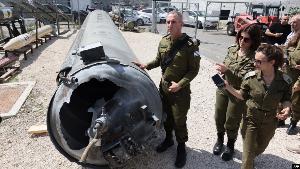 دانیل هاگاری، سخنگوی ارتش اسرائیل، در حال نشان دادن لاشه موشک بالستیک «عماد» ایران که ساقط شده است