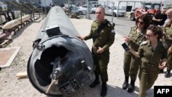 دانیل هاگاری، سخنگوی ارتش اسرائیل، در حال نشان دادن لاشه موشک بالستیک «عماد» ایران که ساقط شده است
