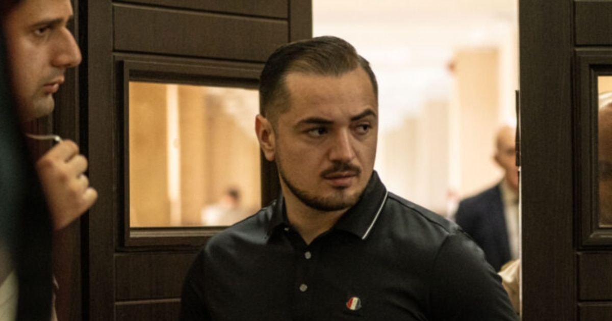 იარაღის სროლის გამო პასუხისგებაში მისცეს ყოფილი პოლიციელი, რომელიც ბრალდებულმა გაუპატიურების მუქარაში დაადანაშაულა