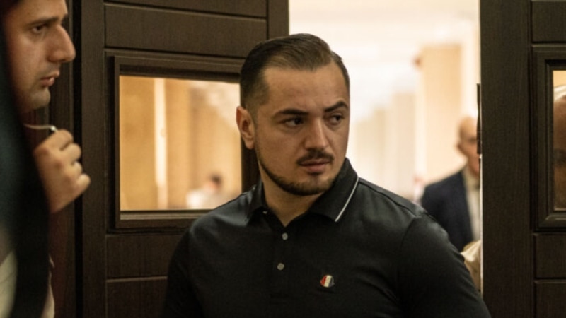 იარაღის სროლის გამო პასუხისგებაში მისცეს ყოფილი პოლიციელი, რომელიც ბრალდებულმა გაუპატიურების მუქარაში დაადანაშაულა