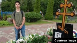 Арсений Турбин на могиле Навального